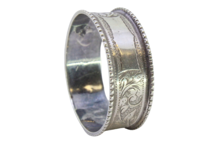 Argola de guardanapo em prata com motivos florais relevados e duplo frisos perlados.